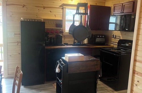 Marlinton Cabin | Enjoyable 2-bedroom cabin with AC in charming Marlinton.