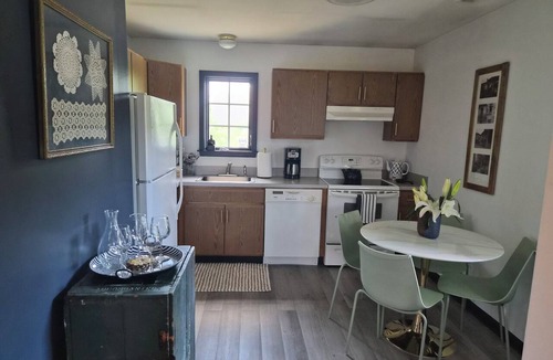 Afton Cottage | Enjoyable 2-bedroom cottage in Afton Virginia. 1.5 miles from the best winery!