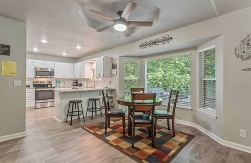 Bella Vista House | Entire 3 Bedroom House Near Bike Trails!
