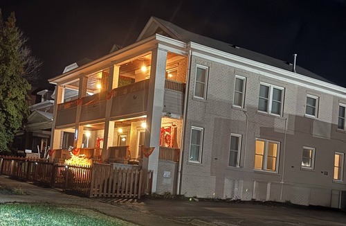 Huntington House | Entire Bldg w/6 Bedrooms across 4 Separate Apts - Group/Corporate Stay Downtown