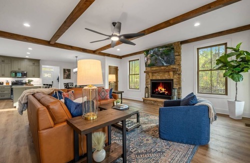 Cleveland House | Entire Mountain Home Steps from Vineyard | Hot Tub, Mtn Views, Minutes to Helen