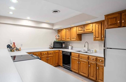 Somerset House | Entire Oak Hill Estate | Tennis, Pool & Games