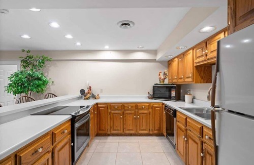 Somerset House | Entire Oak Hill Estate | Tennis, Pool & Games