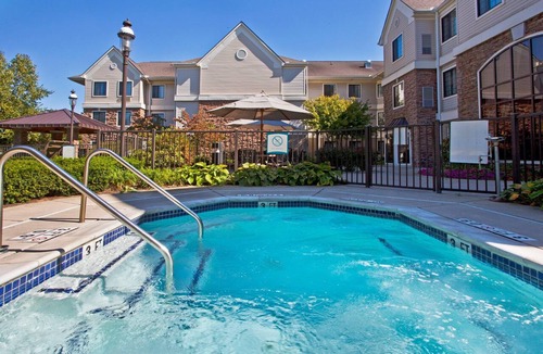 Shelby Township Condo | Equipped Suite | Free Breakfast, 24h Business Center + Seasonal Pool