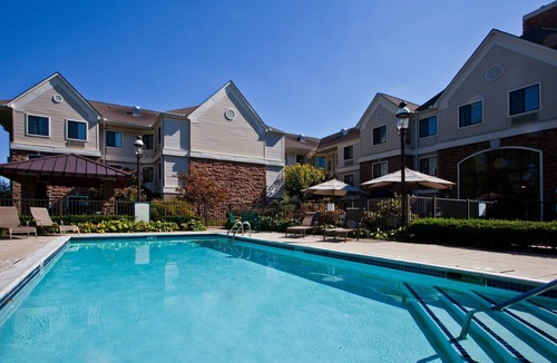 Shelby Township Condo | Equipped Suite | Free Daily Breakfast, 24h Business Center + Seasonal Pool