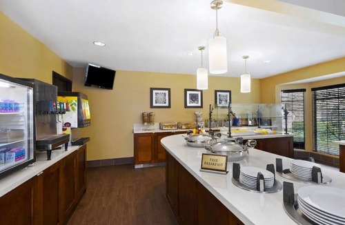 Utica Condo | Equipped Suite | Free Daily Breakfast, 24h Business Center + Seasonal Pool