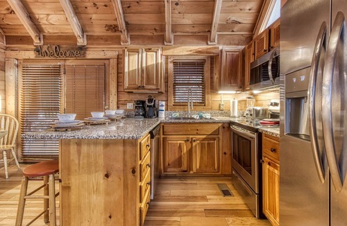 Pigeon Forge Cabin | ER 240 – Smoky Safari Great Location – Close to town!