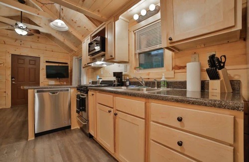 Lookout Valley Neighborhood Association Cabin | Ernie Cabin Private Spa 1 Mile from the Southside