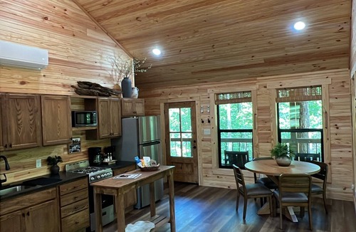 Pettigrew Cabin | Escape to Timber Ridge~ Cozy + Fire Pit +Wrap around Porch