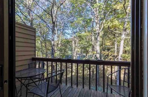 Wintergreen House | Escape to Wintergreen Resort! Our pet & kid-friendly 2BR/2BA townhome is steps from skiing, dining & the Market. Hike, ski, swim, or sip at nearby wineries & breweries—adventure awaits year-round!
