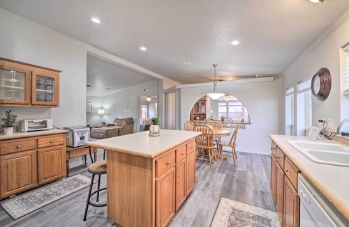 Eufaula House | Eufaula Escape w/Deck - Steps to Lake!