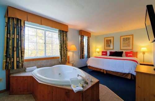 Eureka Springs Hotel | Eureka Springs Room w/King Bed Perfect for Relaxation & Scenic Adventures