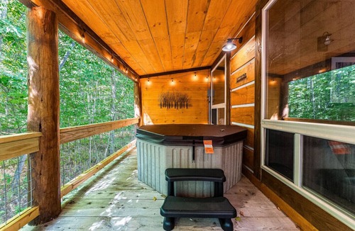 Thayerville Cabin | EverGreenGrove-Hemlock2BR/1 BA/Dog Friendly/Hottub
