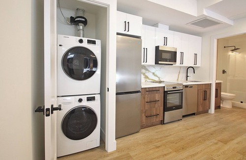 Beasley Apartment | Executive 1 Bedroom Plus Office in Walkable Central Location