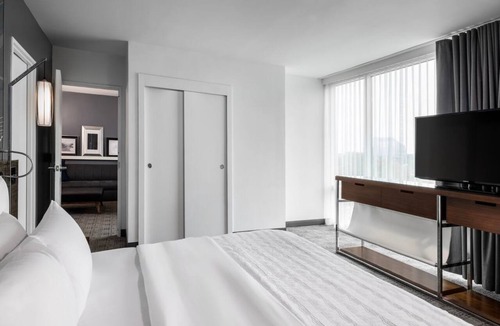 Dunwoody Hotel | Executive King Room | Swimming Pool | Near Local Parks & Dining Options