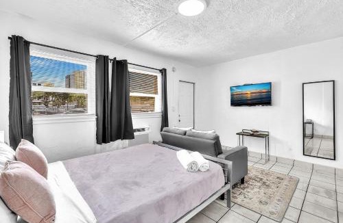 Downtown Hollywood Apartment | Executive Studio Hollywood Blvd & Near Beach