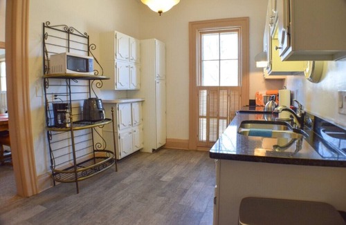 Jackson Apartment | Expansive 1-Bedroom Apartment with Large Rooms and Dedicated Workspaces