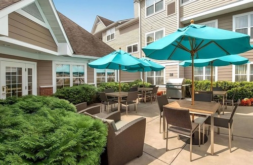 Charleston Hotel | Experience Southern Hospitality in the Heart of Charleston! Pool, Tennis Court!