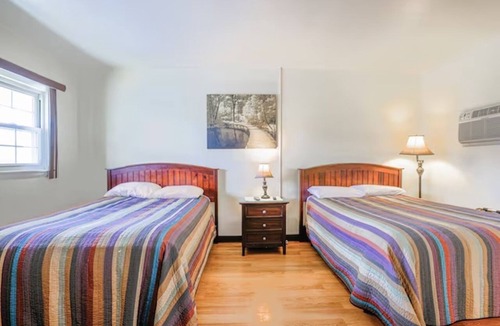 Short Creek Hotel | Explore Cadiz Attractions from This Double-Bed Room with Free Parking