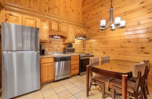 Pittman Center Hotel | Explore Gatlinburg: Spacious Suite Ideal for Families