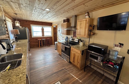 Gumlog Cabin | Fabulous 3BR cabin with AC in welcoming Lavonia just outside Tugaloo State Park