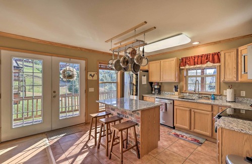 Piney Creek Cabin | Family Blue Ridge Gem w/Hot Tub! 1/2 Mi to River