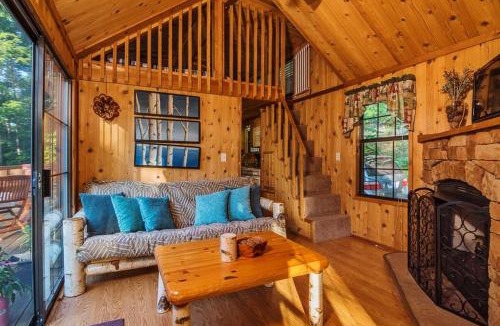 Points House | Family Cabin on 6 Acres w/Lake Access & Hot Tub!