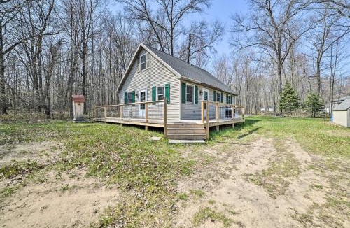 Higgins Lake House | Family Cottage 3 Mi to Higgins Lake State Pk!