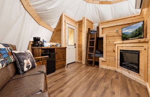 Pigeon Forge Resort | Family Cub House at Parkside Resort Cozy Smoky Stay Sleeps 4