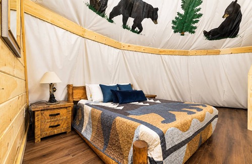 Pigeon Forge Resort | Family Cub House at Parkside Resort Cozy Smoky Stay Sleeps 4