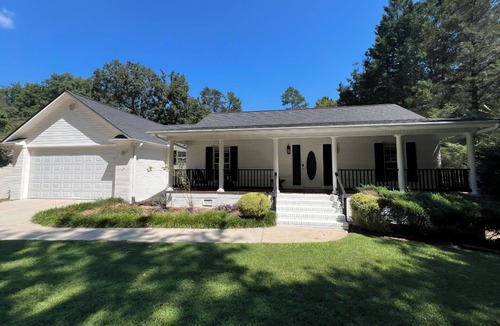 Martin House | Family-Friendly 5BR Lake Hartwell Lakefront Getaway with Dock ~ Sunset Shores