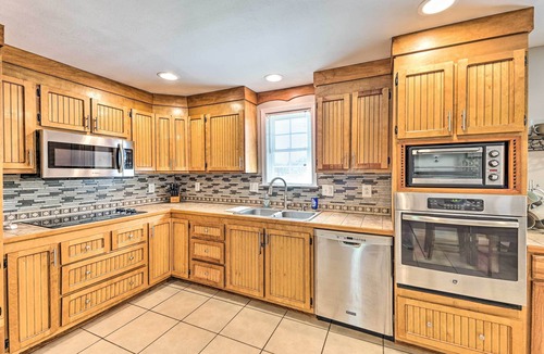 Summerlee House | Family-Friendly Sanctuary: BBQ, Patio & Yard