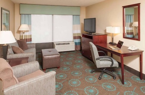 South Bend Hotel | Family-Friendly Suite w/Full Kitchen – Close to Notre Dame