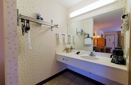 Eureka Springs Hotel | Family-Friendly Queen Bed Room Close to Attractions in Eureka Springs