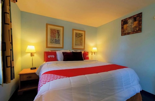Eureka Springs Hotel | Family-Friendly Queen Bed Room Close to Attractions in Eureka Springs