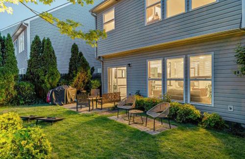 Gwinnett Place House | Family Fun Retreat w Toys & Games Sleeps 10
