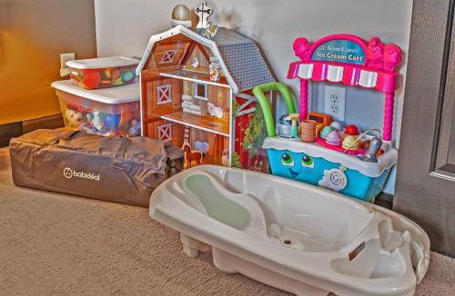 Gwinnett Place House | Family Fun Retreat w Toys & Games Sleeps 10