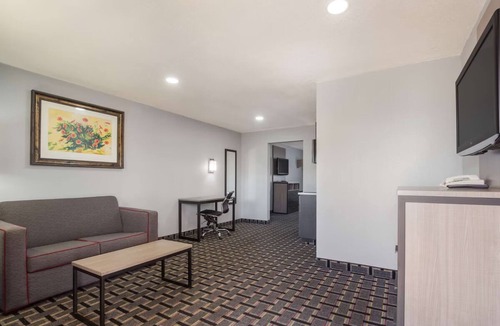 Salem Hotel | Family Getaway! 2 Double Suites, Free Breakfast, Parking & Near Salem Speedway!