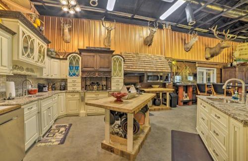 Dover House | Family Leatherwood Resort Cabin w/Fire Pit!