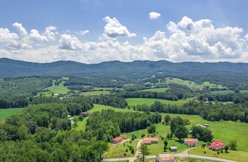 Greeneville Apartment | Family oriented and equipped with all of the essentials needed to relax