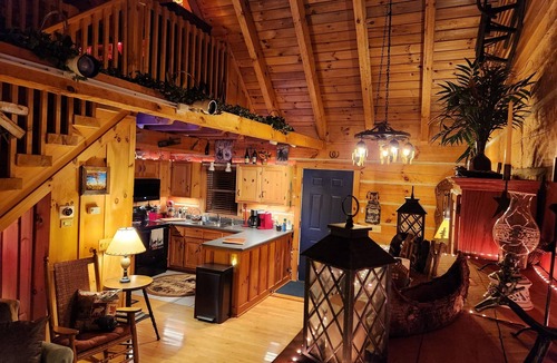 Vesta Cabin | Family-owned, Views, Peaceful & Cozy Year Round.