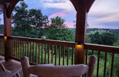 Vesta Cabin | Family-owned, Views, Peaceful & Cozy Year Round.