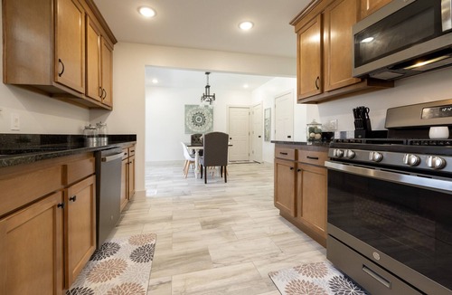 New Albany House | Family poolside retreat- 8 mins to Louisville