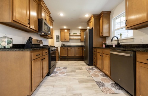 New Albany House | Family poolside retreat- 8 mins to Louisville