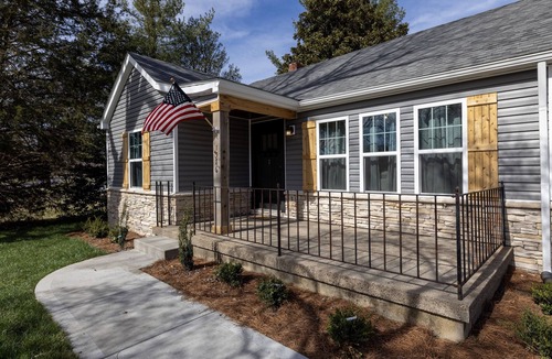 New Albany House | Family poolside retreat- 8 mins to Louisville