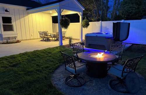 Spring Lake House | Family Retreat at Village Farmhouse - Near Grand Haven Beach