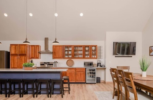 Sturgeon Bay House | Family Retreat | Game Room + EV Charger