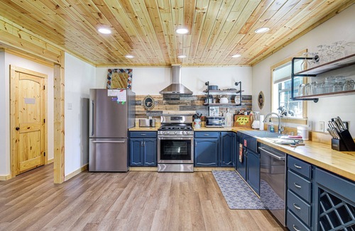 Sevierville Cottage | Family Sevierville Cottage w/Game Room & Hot Tub!