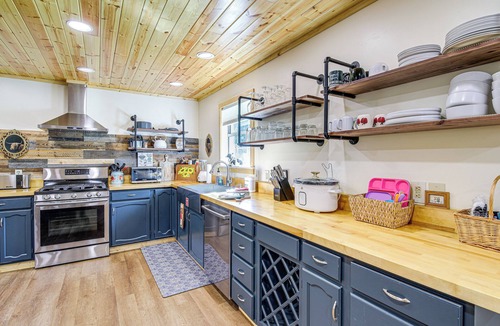 Sevierville Cottage | Family Sevierville Cottage w/Game Room & Hot Tub!
