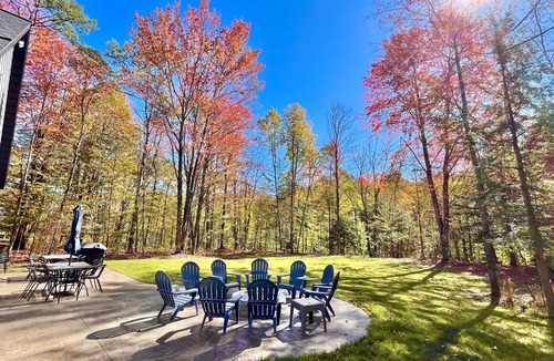 Thompsonville House | Fantastic New 8bd-4ba Betsie River Home, Game Rm, Two Family Rms, Kayaks, 6acres